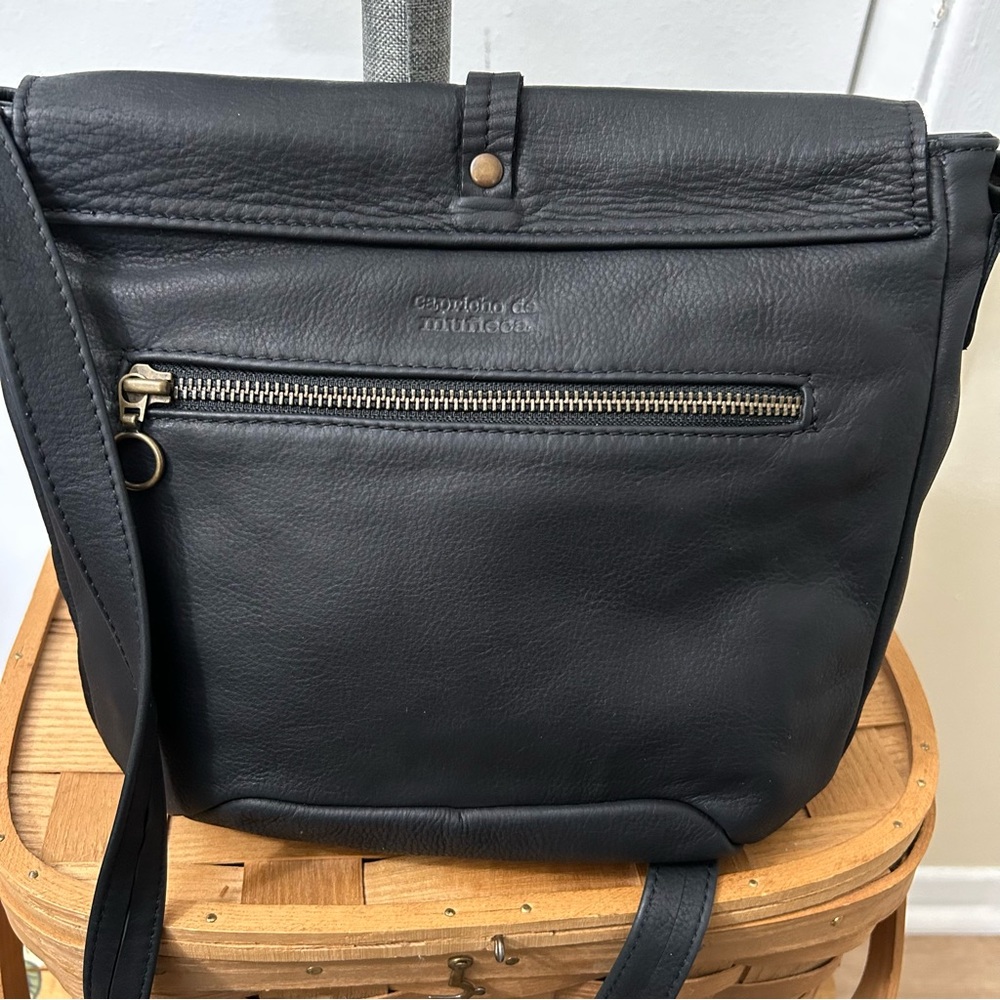 Capricho De Muñeca Soft Lightweight Black Leather Crossbody Bag - Picture 2 of 11